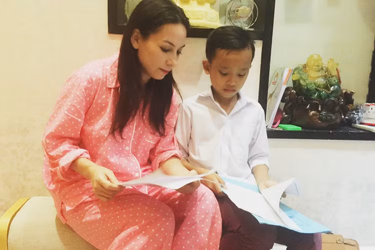 Trên trang cá nhân, Phi Nhung viết: “Giấy tờ chuyển trường xong. Ráng học giỏi, mẹ cho đi hát, học hỏi thêm về nghệ thuật. Con học dở thì khỏi hát hò gì hết nhé, con yêu”.