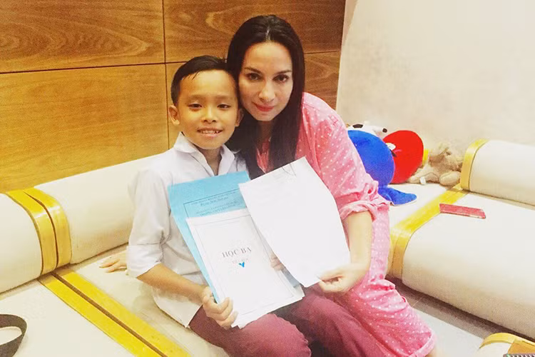 Khi hoàn tất thủ tục chuyển trường cho con nuôi, Phi Nhung đã nhẹ nhàng răn đe bé phải cố gắng chăm chỉ học hành.