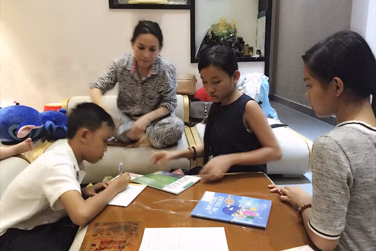 Hai cô con gái nuôi của Phi Nhung giúp Hồ Văn Cường bọc sách vở để chuẩn bị cho năm học mới.