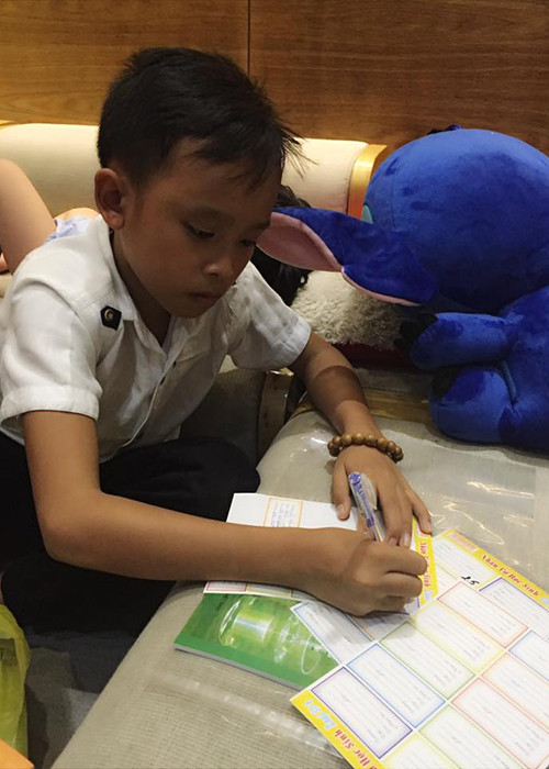 Vừa qua, quán quân Vietnam Idol Kids mùa đầu tiên được ca sĩ Phi Nhung đứng tên nộp đơn xin nhập học ở trường THCS Lê Văn Tám, quận Bình Thạnh, TP HCM.