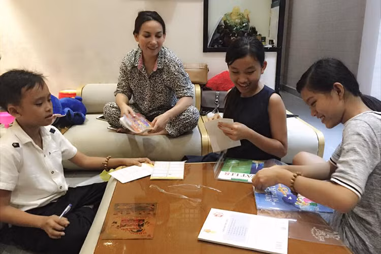 Mới đây, trang fanpage của quán quân Hồ Văn Cường đã đăng tải loạt ảnh giọng ca nhí đang chuẩn bị sách vở cho năm học mới ở Sài Gòn.