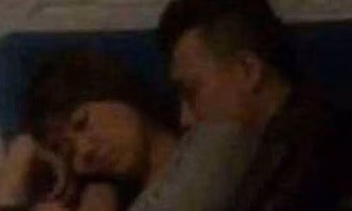 Xon xao anh Tran Thanh om Hari Won ngu trong rap phim-Hinh-2