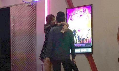 Xon xao anh Tran Thanh om Hari Won ngu trong rap phim-Hinh-3