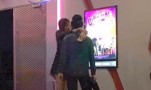 Xon xao anh Tran Thanh om Hari Won ngu trong rap phim-Hinh-3