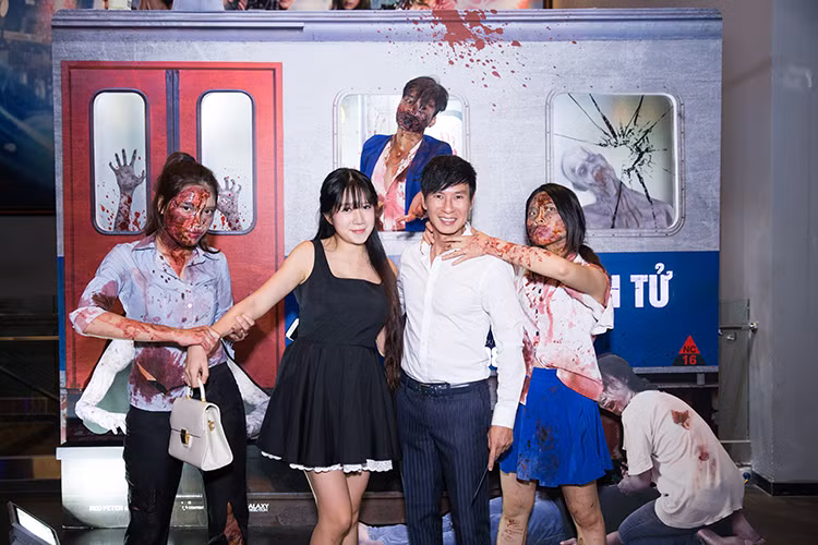 Ly Hai Minh Ha vui ve di xem phim kinh di