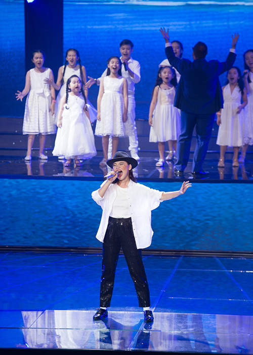 Ở lượt thi thứ hai, Minh Như hóa thân thành “tiểu Michael Jackson” với ca khúc “Earth song”. Đây là một trong những phần trình diễn ấn tượng nhất đêm thi. 