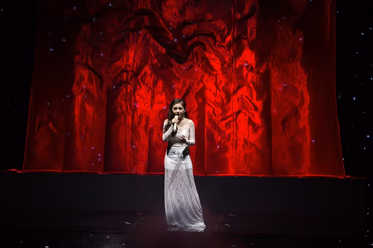 Top 4 The X-Factor 2016 còn có Minh Như. Ở đêm thi, cô bé 17 tuổi khoe giọng hát tuyệt đẹp ở những quãng cao qua ca khúc “Anh cứ đi đi” với phiên bản mới. 