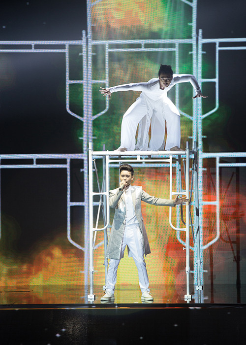 Đặc biệt, ở lượt thi thứ hai, Tuấn Phương đã hoàn toàn “lột xác”. Anh thể hiện một bài hát có tiết tấu nhanh mang tên “Muối ớt”. 