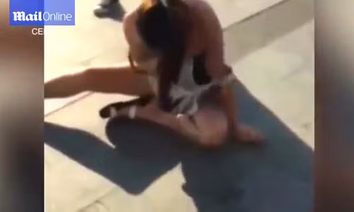 Danh ghen kinh hoang: co gai bi xe ao, dap vao mat giua pho