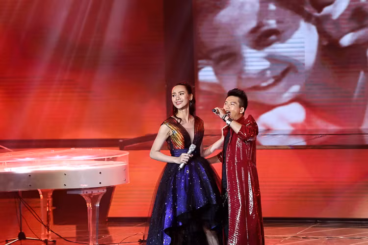 Cô gái xinh đẹp này còn thể hiện chất rock mạnh mẽ, máu lửa cùng với ca sĩ Hoàng Hiệp – trưởng nhóm Ngũ Cung qua ca khúc “Imagine” ở phần kết hợp với ca sĩ khách mời. 