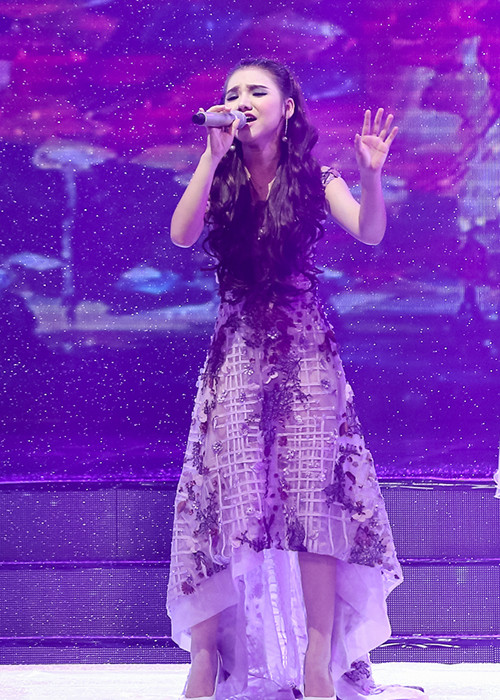 Đối với Minh Như, ở lượt thi đầu tiên trong đêm bán kết The X-Factor 2016, cô tiếp tục khoe giọng hát nội lực qua bản mashup “L’hymne À L’amour – Je T’aime”. 