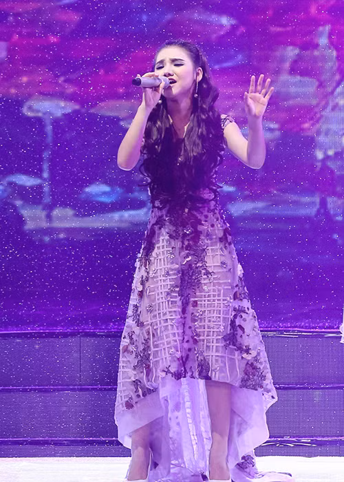 Đối với Minh Như, ở lượt thi đầu tiên trong đêm bán kết The X-Factor 2016, cô tiếp tục khoe giọng hát nội lực qua bản mashup “L’hymne À L’amour – Je T’aime”. 