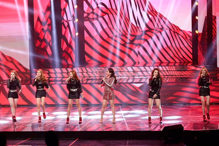 Các cô gái cùng hòa giọng với khách mời qua ca khúc “Tâm hồn của đá” của cố nghệ sĩ Trần Lập được phối lại mới mẻ. 