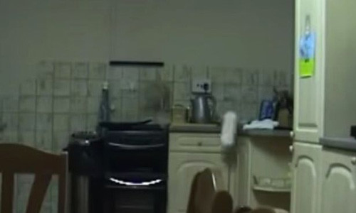 Hai hung ma quy...dap pha do dac khi khong co nguoi o nha