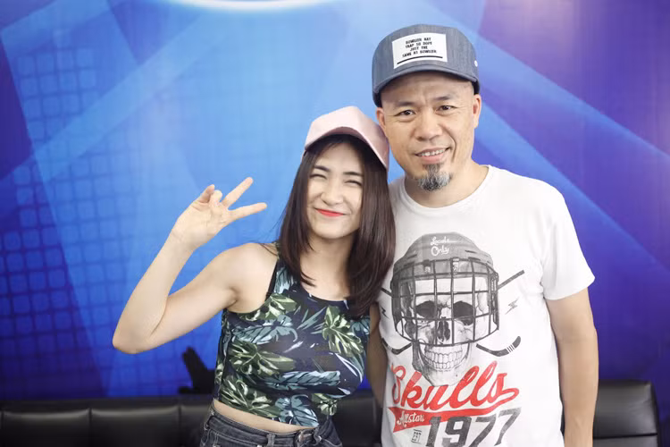 Ở hậu trường, giám đốc âm nhạc của Vietnam Idol 2016 thân thiết với nữ ca sĩ Hòa Minzy. 