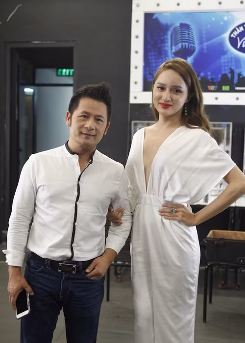 Mỹ nhân chuyển giới của Vbiz vui vẻ chụp ảnh kỉ niệm cùng ca sĩ Bằng Kiều. Ở Gala 5, anh trở lại ghế nóng Vietnam Idol 2016 sau 2 đêm thi vắng mặt. 