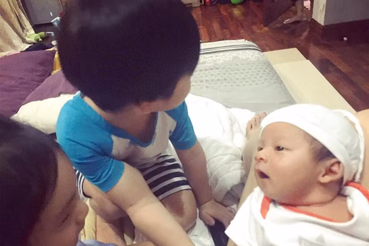 Con trai út của Lý Hải đã được gần 1 tháng tuổi và trông rất cứng cáp.