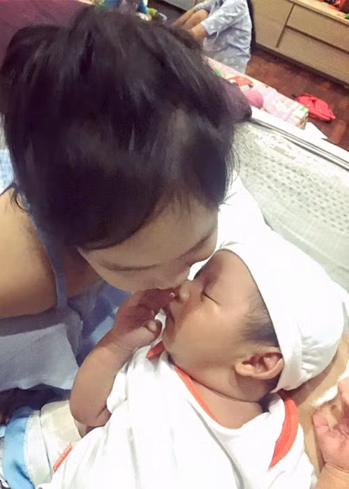 Cậu nhóc nhận được nụ hôn tình cảm từ chị gái Cherry.