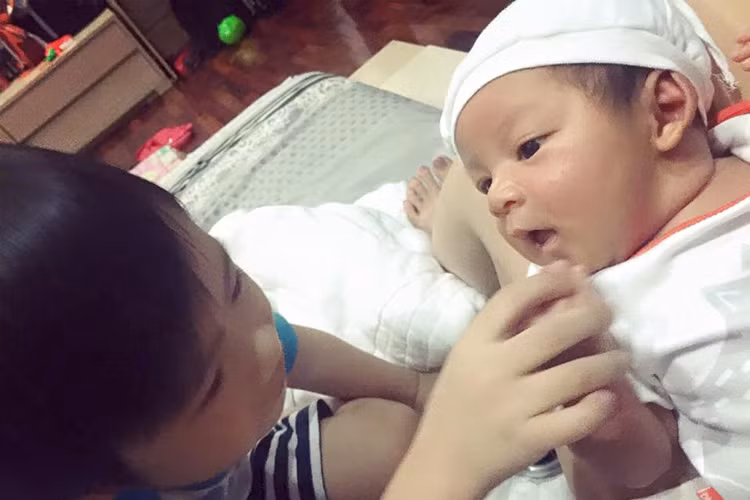 Ngoài bố mẹ, bé Mio còn nhận được sự quan tâm, yêu thương của anh trai Rio và hai chị gái Cherry và Sunny.