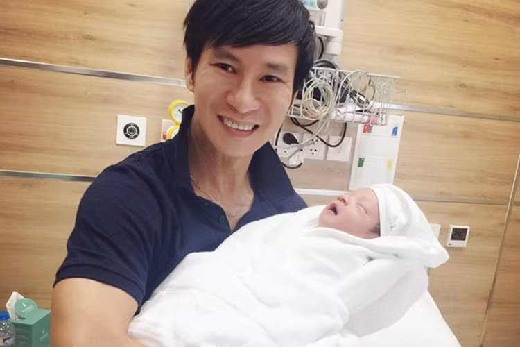 Con trai Lý Hải nằm ngủ ngoan ngoãn trong vòng tay bố khi vừa mới chào đời tại bệnh viện.