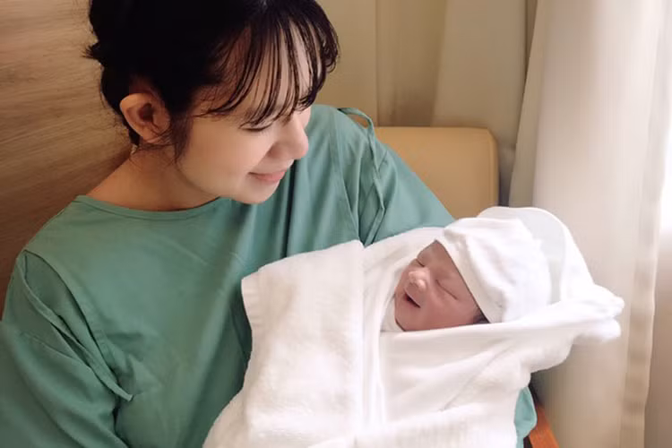 Con trai út của vợ chồng Lý Hải - Minh Hà chào đời ngày 10/7 vừa qua. Bé được bố mẹ đặt tên thân mật là Mio.