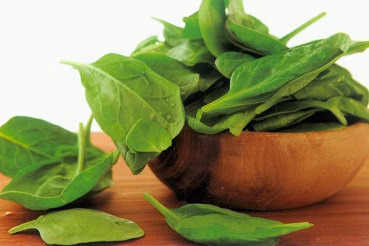 Rau bina chứa nhiều vitamin B, C, E và K, canxi, sắt, magiê và các chất dinh dưỡng khác. Ăn rau bina giúp tăng số lượng các tế bào máu đỏ, mang oxy đến nang tóc giúp tóc khỏe mạnh và sáng bóng hơn. 