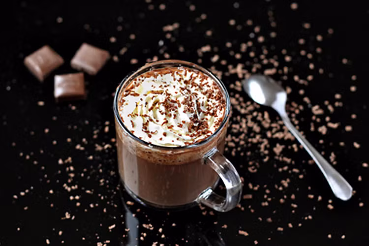 Sô-cô-la và ca cao - Nghe có vẻ hơi lạ, nhưng sô cô la và bột ca cao là thực phẩm giúp tăng cường sự phát triển tóc. Sô-cô-la và bột ca cao rất giàu kẽm. Kẽm kích thích tiết ra lượng dầu tóc tự nhiên mà không dừng lại. 