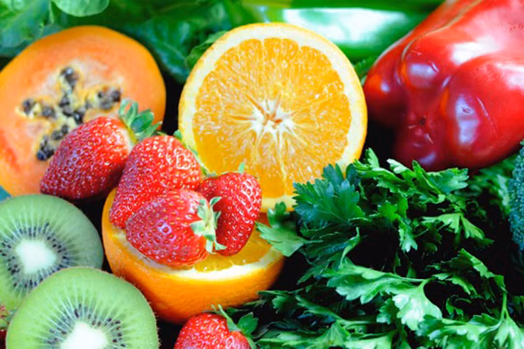 Trái cây như cam, chanh, quýt chứa lượng vitamin C dồi dào. Vitamin C rất cần thiết trong sản xuất collagen thúc đẩy sự tăng trưởng của tóc. 