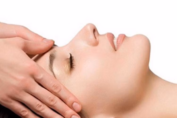 Bạn không cần phải tới tiệm để thực hiện những quá trình chăm sóc da đầu đặc biệt để kích thích mọc tóc. Mỗi ngày, hãy dành năm phút để thực hiện những động tác xoay vòng, nắn bóp massage nhẹ nhàng cho da đầu. Việc làm này kích thích da đầu cung cấp dưỡng chất và tóc cũng mọc nhanh, khỏe mạnh... 