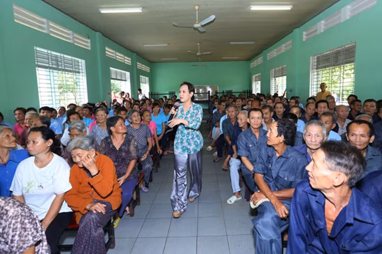 Viet Huong va chong phat qua cho nguoi ngheo dip Vu Lan