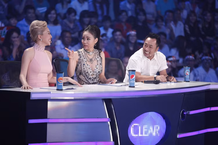 Tối qua (5/8), trên ghế nóng Gala 3 Vietnam Idol 2016, Tóc Tiên bị Thu Minh bắt bẻ tại sao gọi đạo diễn Quang Dũng bằng anh thay vì chú như trước đây. Thu Minh còn mắng yêu Tóc Tiên là “láo”. 