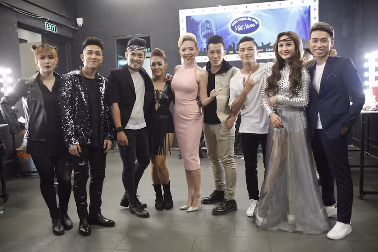 Tóc Tiên khá thân thiết với top 8 Vietnam Idol 2016. Trước đó, cô đã hết lòng hỗ trợ, hướng dẫn các thí sinh. 