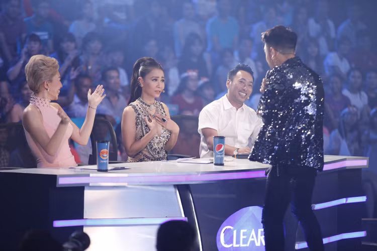 Trong đêm Gala 3 Vietnam Idol 2016, khán giả còn chứng kiến khoảnh khắc đáng yêu của Thu Minh và Tóc Tiên ở phần trình diễn của thí sinh Tùng Dương. 
