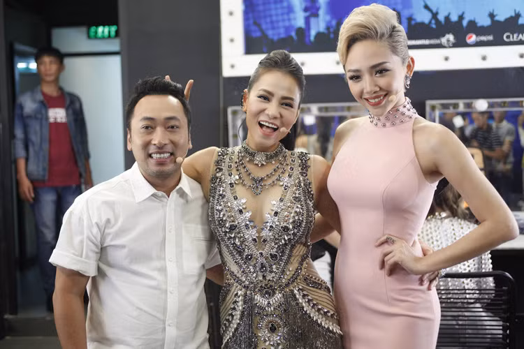 Không chỉ trên ghế nóng, ở hậu trường Gala 3 Vietnam Idol 2016, Thu Minh và Tóc Tiên cũng rất thân thiết. 