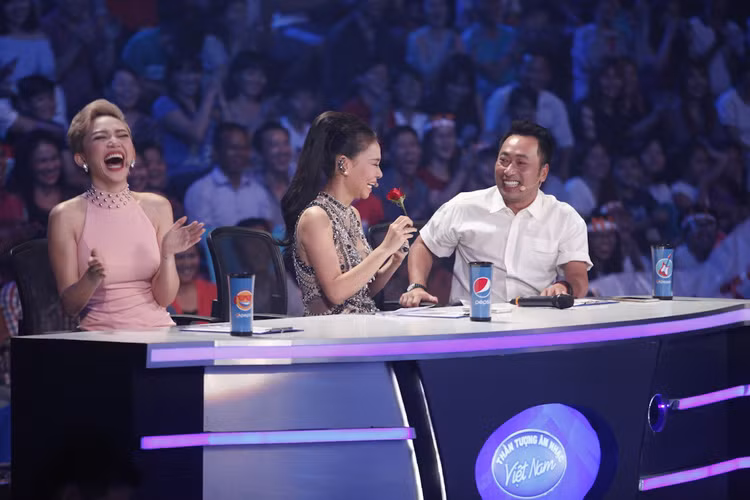 Theo đó, Tùng Dương chỉ tặng hoa Thu Minh trong khi Tóc Tiên ngồi bên cạnh, khiến cô nàng có chút “hờn dỗi”. 