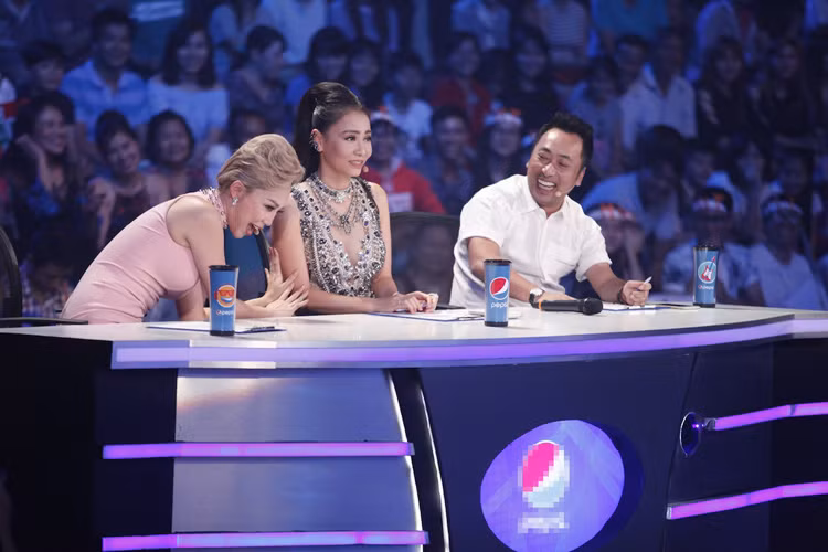 Sau đó, Tóc Tiên đã phải chữa cháy và lễ phép nói với Thu Minh: "Em xin phép chị cho em láo chút xíu" để tiếp tục phần nhận xét của mình. 
