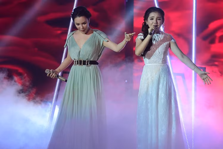 Cô bé An Giang nhỏ tuổi này còn cùng với huấn luyện viên của mình là Hồ Quỳnh Hương hòa giọng qua hai ca khúc gắn liền với tên tuổi của nữ giám khảo The X-Factor 2016 mang tên “Có nhau trọn đời” và “Anh”. 