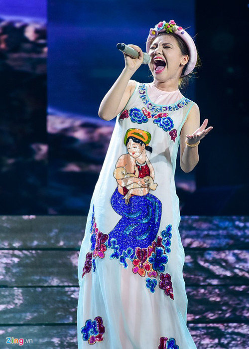 Ở liveshow 2 Chặng đua khắc nghiệt The X-Factor 2016, Minh Như khiến người nghe kinh ngạc ở những nốt cao qua bài hát dân ca đương đại “Đá trông chồng”. (Ảnh: Zing) 