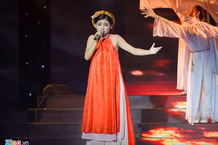 Ở liveshow 3, thí sinh nhỏ tuổi nhất cuộc thi tiếp tục thử sức dòng nhạc dân ca đương đại với ca khúc “Trên đỉnh Phù Vân”. Thanh Lam cho rằng Minh Như đã thăng hoa trong từng nốt nhạc. (Ảnh: Zing) 