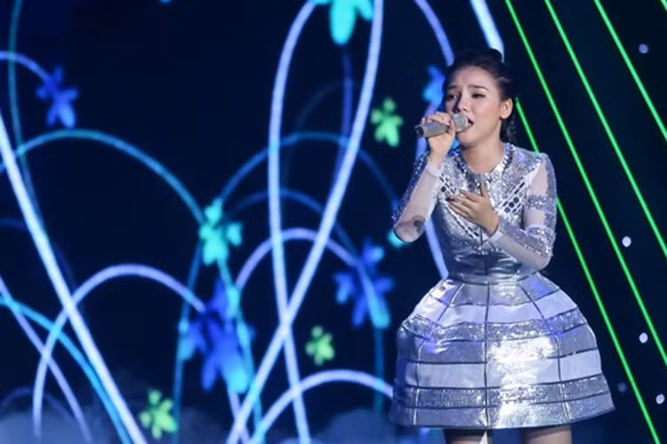 Tuy nhiên, ở liveshow 4, phần trình diễn ca khúc “Halo” của Minh Như lại nhận được những ý kiến trái chiều từ ban giám khảo. Tùng Dương cho rằng cô nên hát có cảm xúc hơn nhưng Hồ Quỳnh Hương đánh giá học trò đã bắt đầu chạm vào trái tim của khán giả. (Ảnh: Báo tin nhanh) 