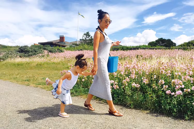 Cách đây ít lâu, trên trang cá nhân, Đoan Trang đã chia sẻ loạt ảnh của mình và con gái bên cánh đồng hoa ở gần nhà. 