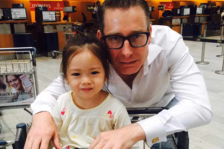 Gần đây, ca sĩ Đoan Trang đưa cô con gái đầu lòng tên Sol về thăm nhà nội ở Thụy Điển. Tuy nhiên, do bận công việc ở Việt Nam nên Đoan Trang phải trở về trước. Trong khi đó, chồng nữ ca sĩ và nhà nội muốn bé Sol ở lại thêm một tuần. 