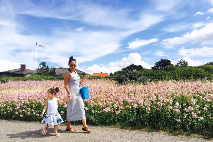 Do rất thích hoa nên bé Sol đã vô cùng phấn khích, nhảy múa bên cánh đồng hoa tuyệt đẹp ở quê nội. 