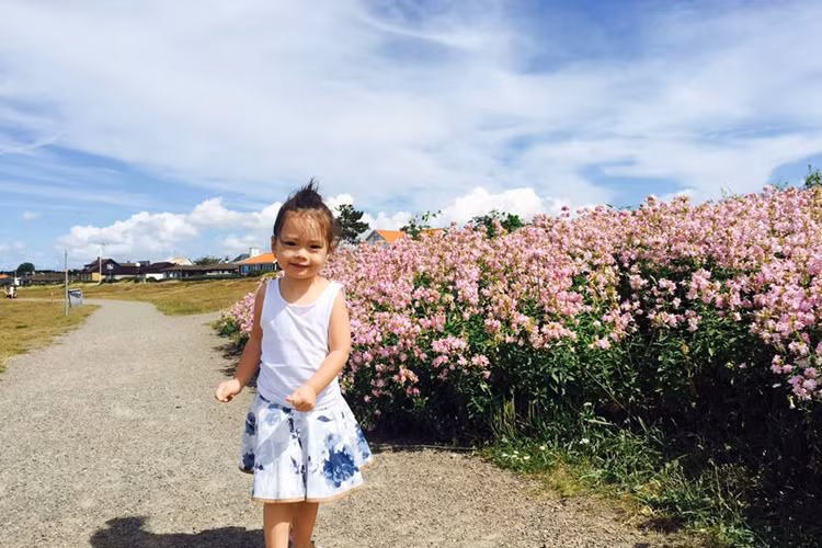 Trước khi về thăm nhà nội, cô nhóc đã theo mẹ du lịch ở Na Uy. 