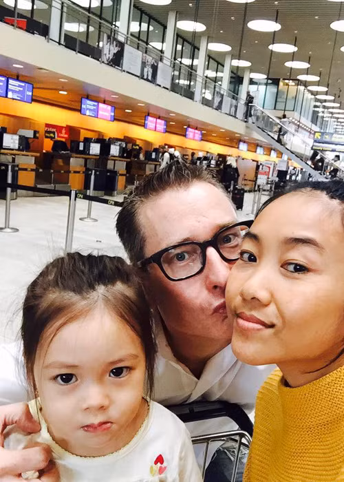 Dù biết sẽ rất nhớ con nhưng nữ ca sĩ vẫn đồng ý. Ngoài ra, do luôn gắn bó không rời với con gái kể từ khi bé chào đời nên Đoan Trang rất lo lắng không biết bé phản ứng như thế nào ở sân bay. 