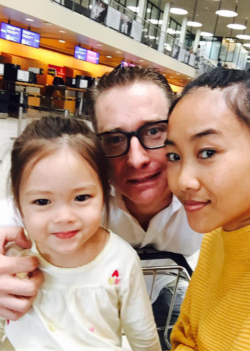 Vợ chồng Đoan Trang đã giải thích kỹ cho con gái hiểu. Ngay phút chia tay, giọng ca "Soloca" giấu nước mắt còn bé Sol buồn nhưng bình tĩnh nói tạm biệt mẹ, khiến nữ ca sĩ rất tự hào về con. 