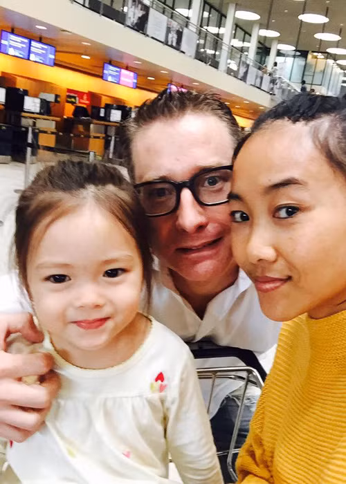 Vợ chồng Đoan Trang đã giải thích kỹ cho con gái hiểu. Ngay phút chia tay, giọng ca "Soloca" giấu nước mắt còn bé Sol buồn nhưng bình tĩnh nói tạm biệt mẹ, khiến nữ ca sĩ rất tự hào về con. 