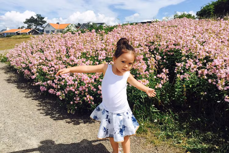 Bé Sol điệu đà tạo dáng trước ống kính của bố mẹ giữa bối cảnh thiên nhiên ở quê nội. 