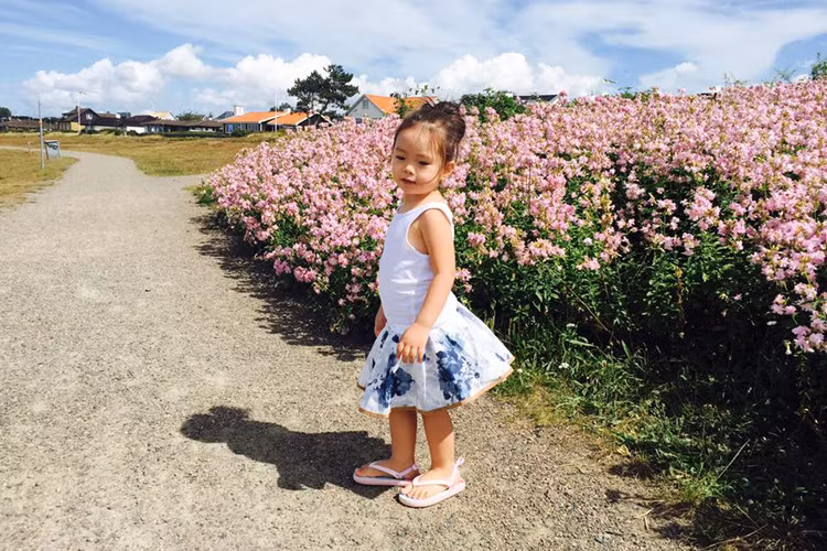 Cô con gái đầu lòng của Đoan Trang sở hữu những nét lai Tây rất dễ thương, đáng yêu. 