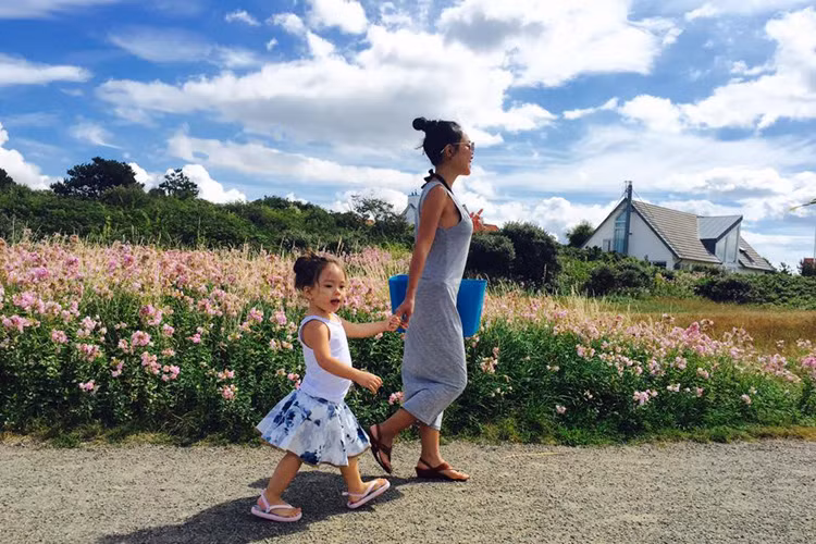 Trong lần về thăm quê nội, con gái Đoan Trang có dịp tận hưởng không khí trong lành và cảnh sắc tươi đẹp của Thụy Điển. 